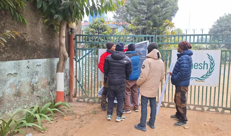 क्रान्तिकारी कम्युनिस्ट पार्टीले टाँस्याे धनगढी उपमहानगरका मेयरको घरमा कालो व्यानर