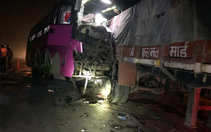 चितवनमा बस दुर्घटना हुँदा २० जना घाइते, दुईको अवस्था गम्भीर, बसका चालक फरार