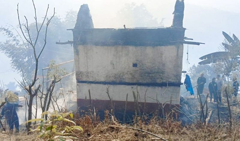 ताप्लेजुङमा वनमा लागेको डढेलोले एक घर जलेर नष्ट