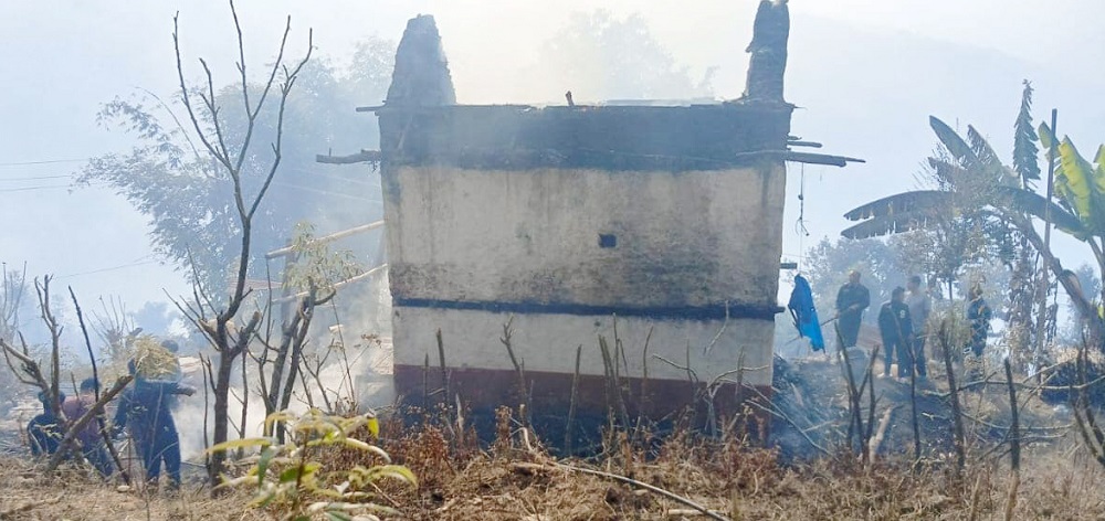 ताप्लेजुङमा वनमा लागेको डढेलोले एक घर जलेर नष्ट