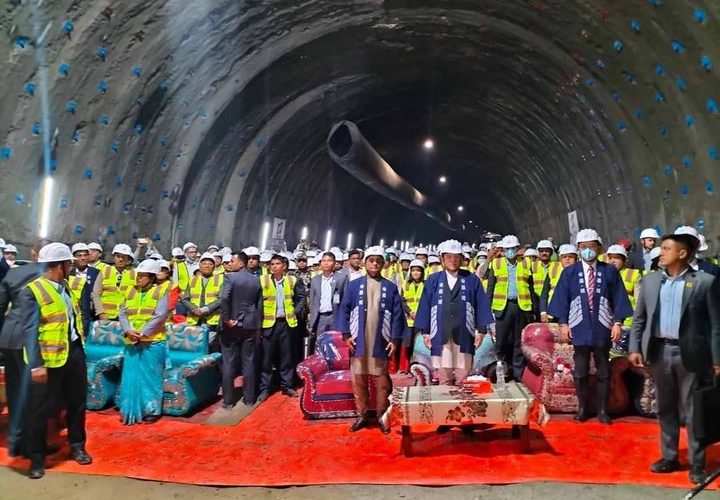 प्रधानमन्त्री प्रचण्डद्वारा सिस्ने खोला नागढुङ्गा सुरुङ मार्गको ब्रेक थ्रु