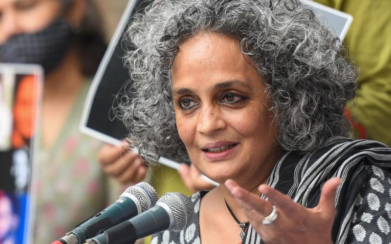 अरुन्धती रोयलाई जेल हाल्ने प्रपञ्च गर्दै मोदी