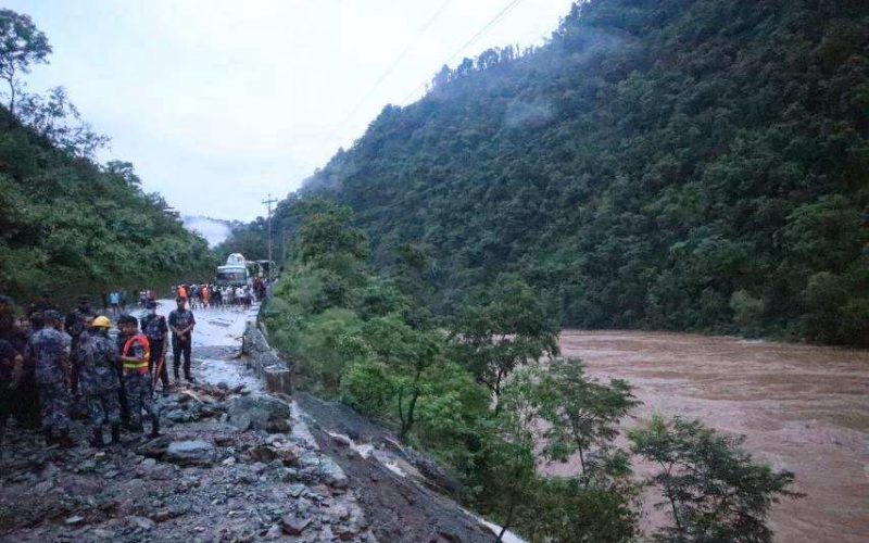 सिमलतालमा पहिरो, दुइटा बसका ६५ यात्रु बेपत्ता