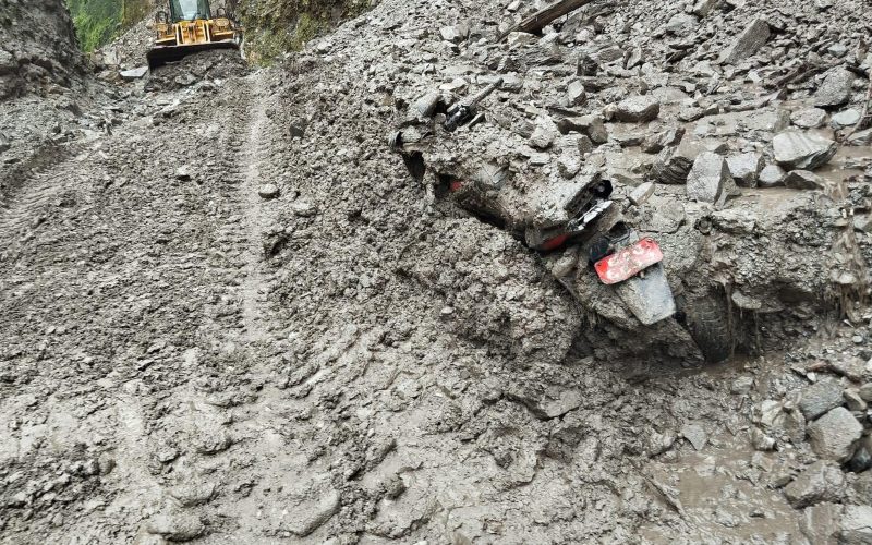 म्याग्दीमा पहिराले माेटरसाइकल पुर्याे ।