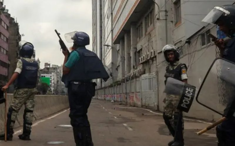 बंगलादेशमा प्रदर्शनकारीद्वारा देशभरका ४०० भन्दा बढी प्रहरी चौकीमा आक्रमण