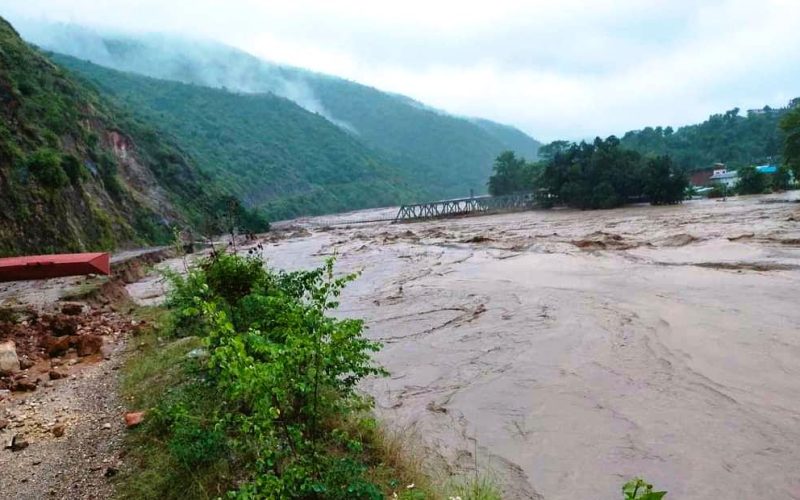 बाढीले बगायो रामेछाप र सिन्धुली जोड्ने खुर्काेटको पुल