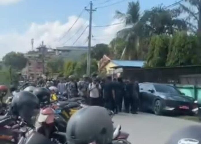 सहकारी पीडितहरूको आक्रोश, चितवनमा रवि लामिछानेमाथि ढुङ्गामुढा