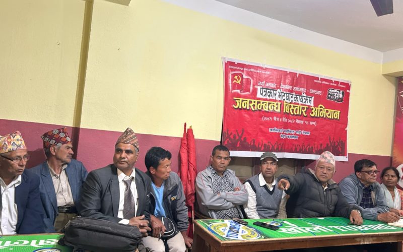 दिक्तेल बजारमा जनसम्बन्ध विस्तार अभियान टोलीद्वारा पत्रकारहरुसँग भेटघाट