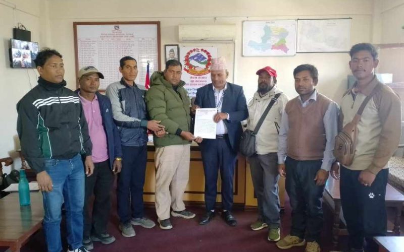 जिल्लाका समस्याहरु समाधानको माग गर्दै प्रमुख जिल्ला अधिकारीलाई ज्ञापन पत्र