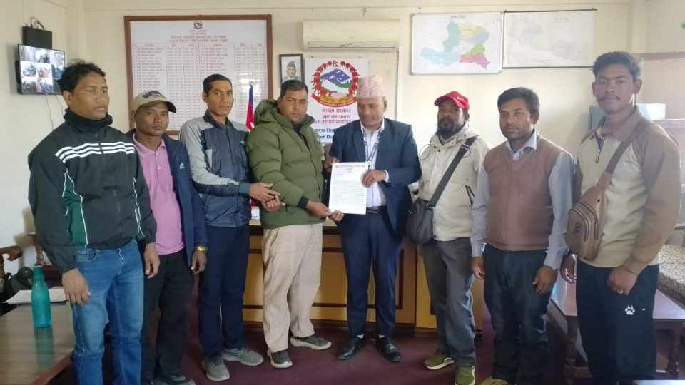 जिल्लाका समस्याहरु समाधानको माग गर्दै प्रमुख जिल्ला अधिकारीलाई ज्ञापन पत्र
