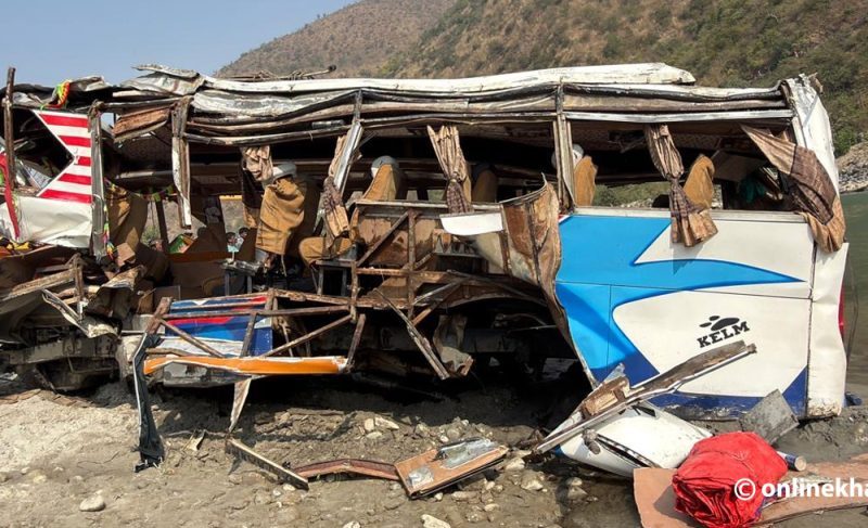 रामेछाप बस दुर्घटनाः १२ जनाको निधन ९ जनाको पहिचान खुल्यो