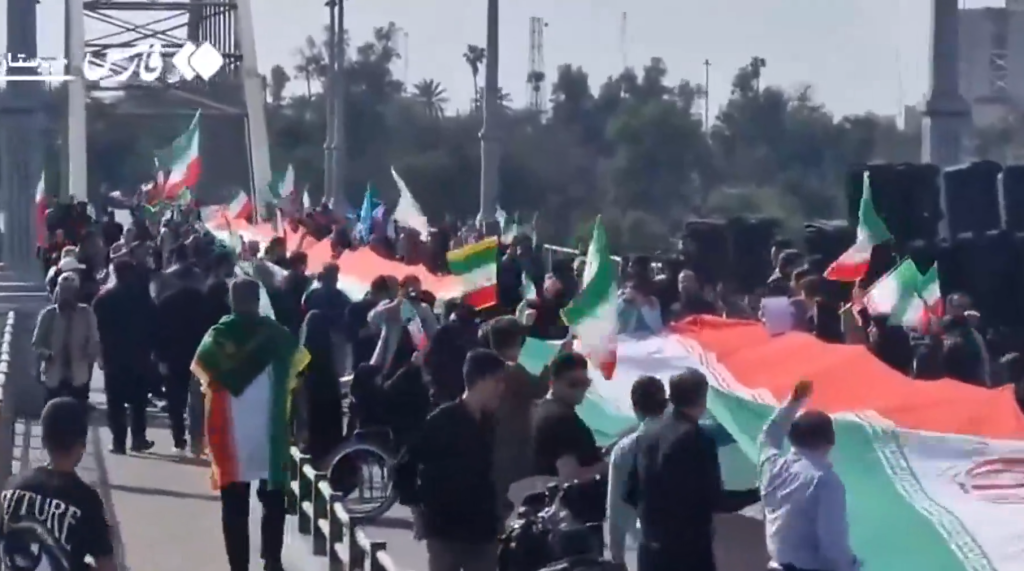 ट्रम्पको धम्कीपछि लाखौँ इरानी नागरिकहरू मानव साङ्लो बनाएर देशैभरी सडकमा