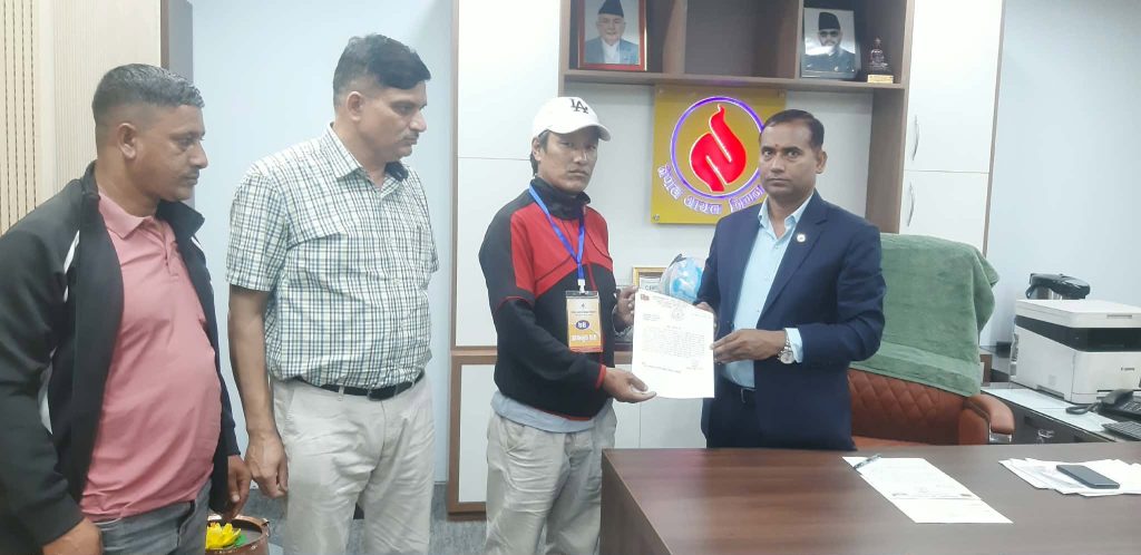 क्रान्तिकारी युवा संघ नेपालले निगमका कार्यकारी निर्देशकलाई बुझायाे ज्ञापन पत्र