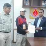 क्रान्तिकारी युवा संघ नेपालले निगमका कार्यकारी निर्देशकलाई बुझायाे ज्ञापन पत्र