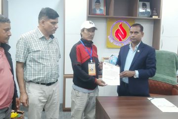 क्रान्तिकारी युवा संघ नेपालले निगमका कार्यकारी निर्देशकलाई बुझायाे ज्ञापनपत्र