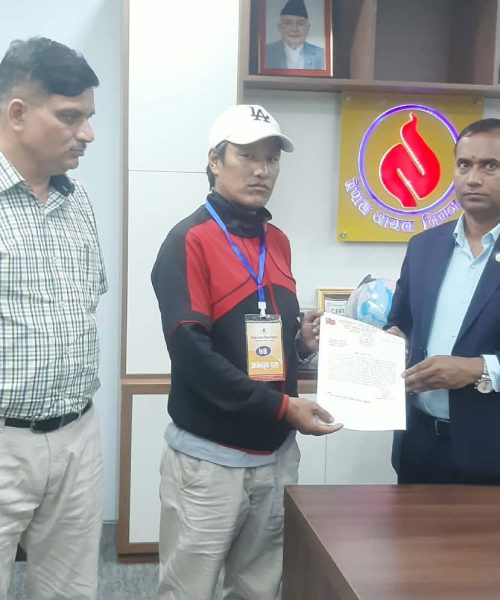 क्रान्तिकारी युवा संघ नेपालले निगमका कार्यकारी निर्देशकलाई बुझायाे ज्ञापनपत्र