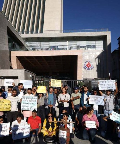 संयुक्त विद्यार्थी संगठनद्वारा आयल निगमको मुख्यालय घेराउ