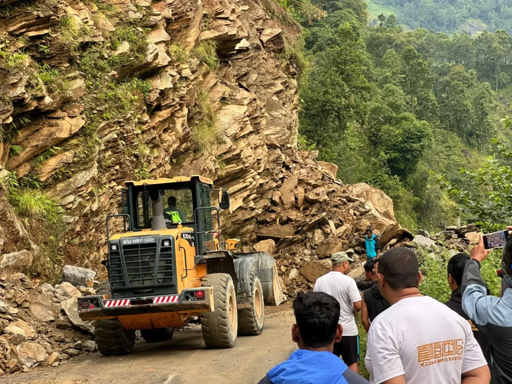 विभिन्न राजमार्ग पहिरो र बाढीका कारण प्रभावित