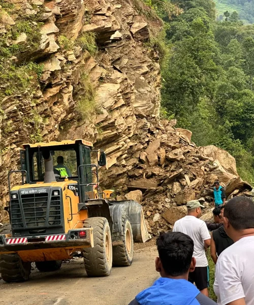 विभिन्न राजमार्ग पहिरो र बाढीका कारण प्रभावित